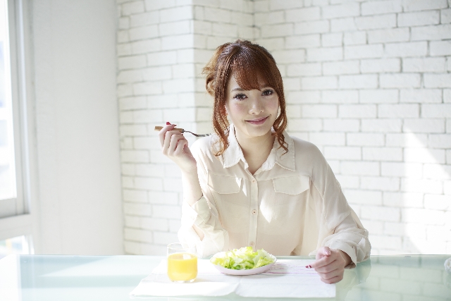 朝食をとる女性