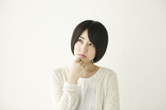 考える女の子2