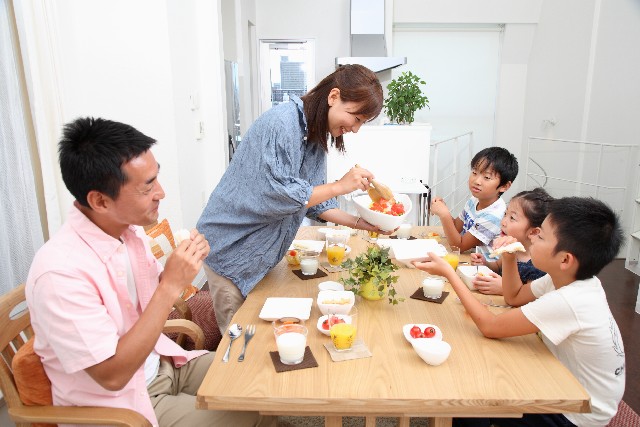 食事をする家族