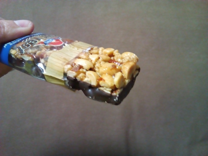 アトキンス ハーベストトレイル ダークチョコレートシーソルトキャラメルバー バーの開封後