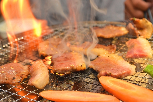 焼肉(七輪で焼いているイメージ)