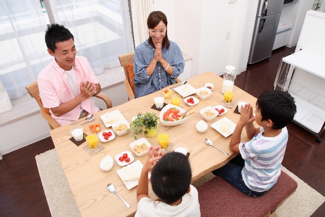食事をする家族